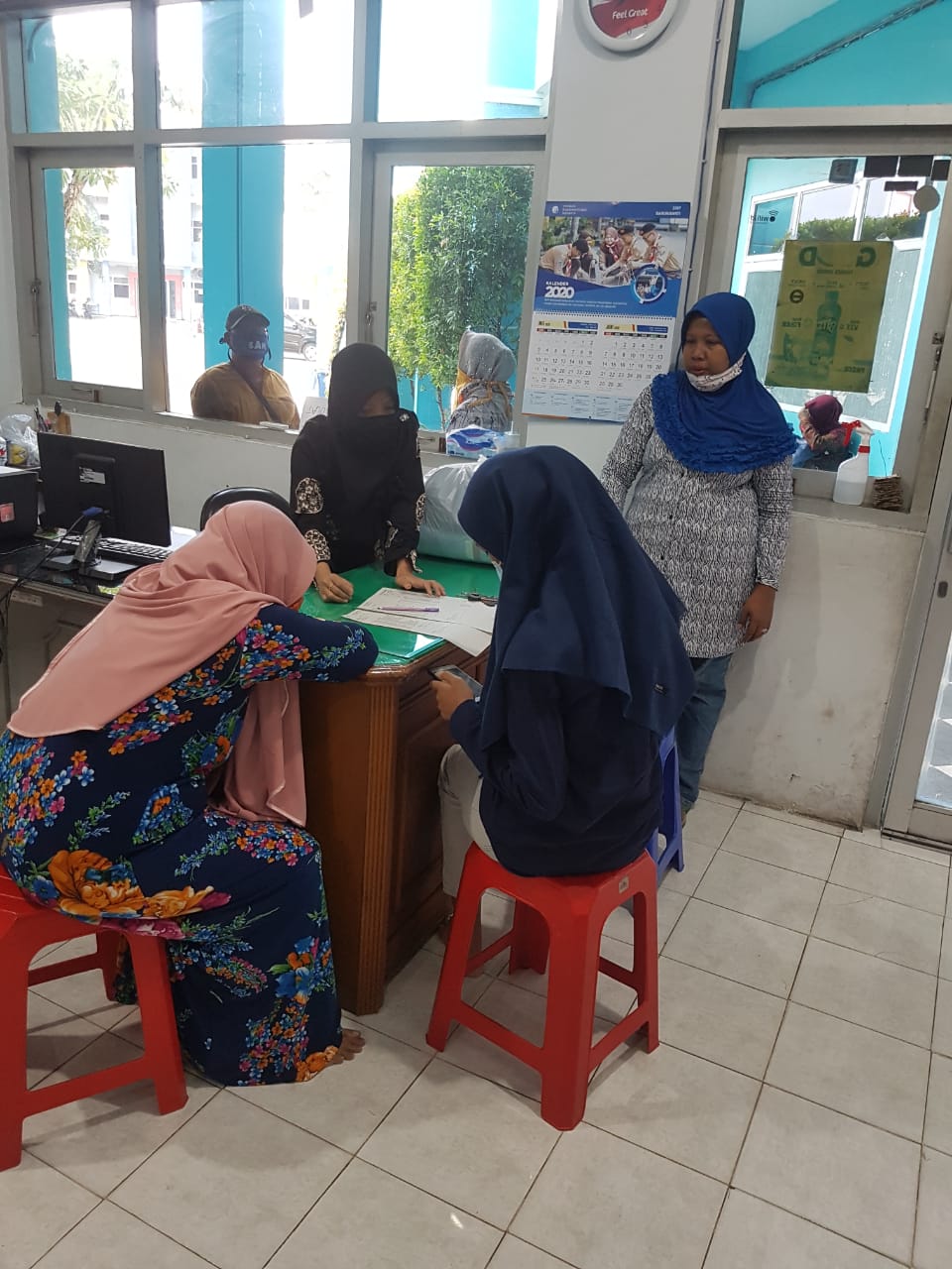 Gambar Pengambilan Seragam di Toko Sekolah