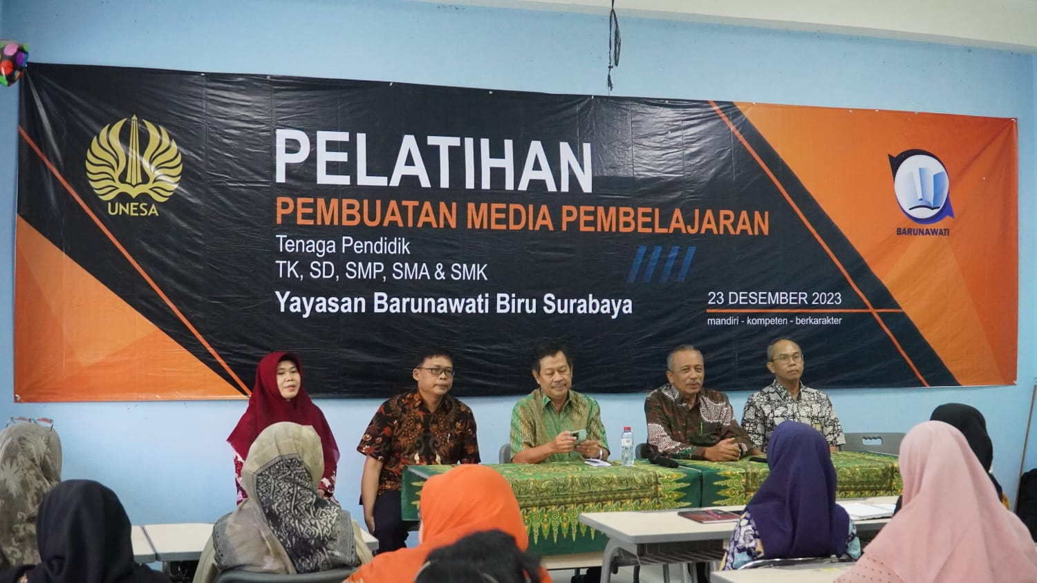 Gambar GURU YAYASAN BARUNAWATI BIRU SURABAYA IKUTI PELATIHAN MEDIA PEMBELAJARAN